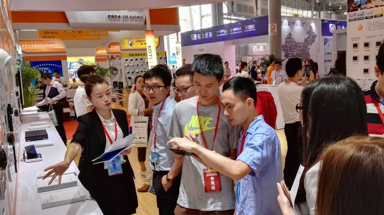 客户饶有兴趣地听取讲解